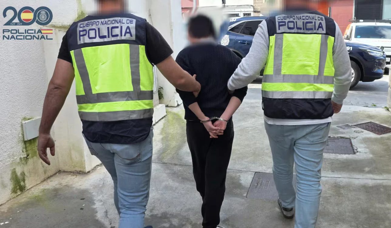 Papà violenta la figlia minorenne in diretta streaming, un utente anonimo lo segnala e lo fa arrestare