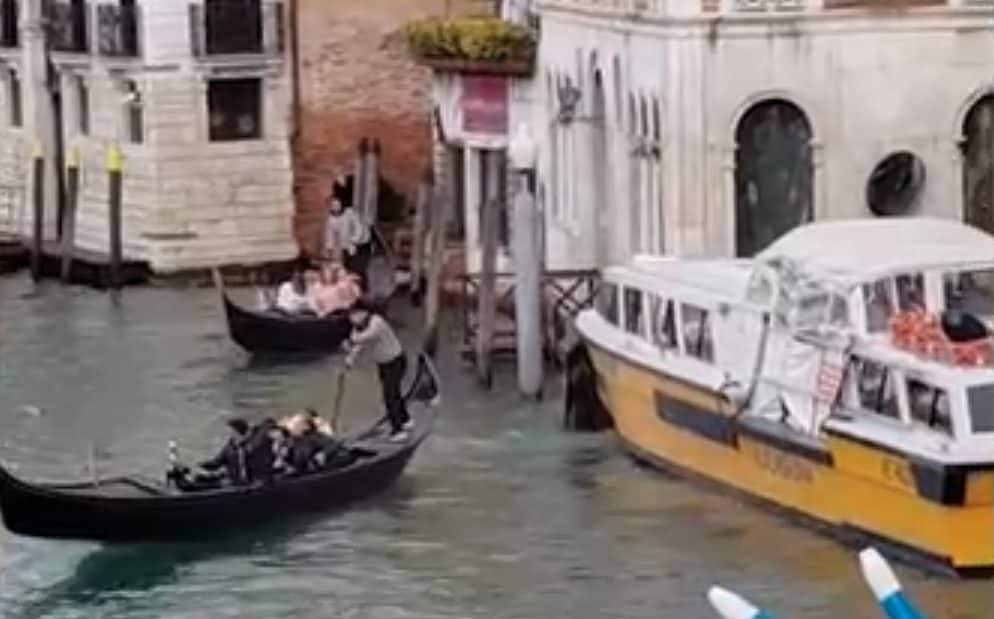 Venezia, motoscafo in avaria urta due gondole: 4 turisti sbalzati in acqua, il video dello scontro
