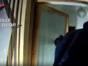 Segregata dal fidanzato per 10 giorni: in casa cibo e psicofarmaci a terra, i vicini non si sono accorti di nulla