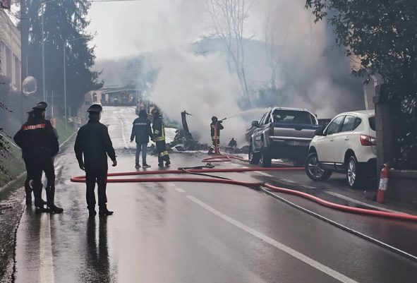 Arezzo, esplodono le bombole d'ossigeno trasportate su un camion: tre feriti, mezzo in fiamme