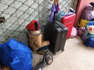 Iniziato lo sgombero del Grattacielo di Ferrara, in 500 restano senza casa: “Mamme e bimbi separati dai papà”