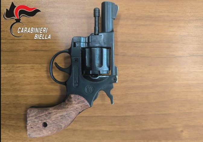 Il ristorante a Biella è ancora chiuso, ma lui vuole mangiare: tira fuori una pistola e minaccia tutti