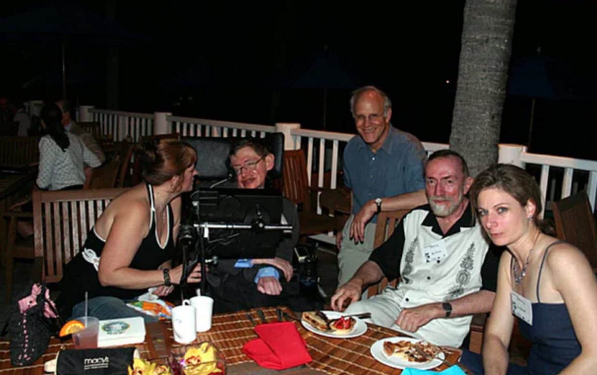 Stephen Hawking partecipa a un barbecue sull’isola caraibica Little St. James di Jeffrey Epstein, mentre prende parte a una conferenza sull’isola vicina di St. Thomas nel marzo 2006