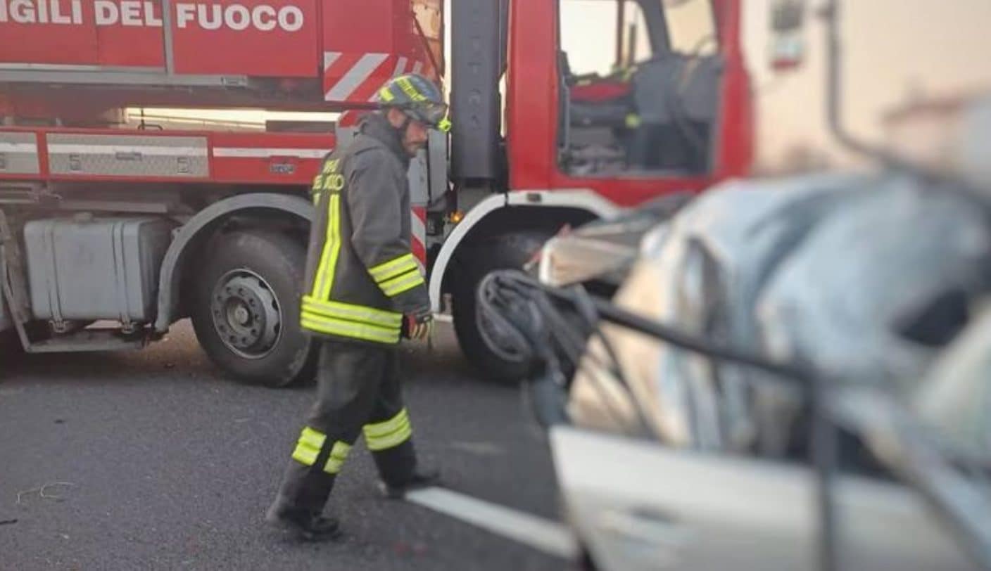 Grave incidente in A4, auto tampona tir e resta schiacciata: morte due persone vicino Portogruaro