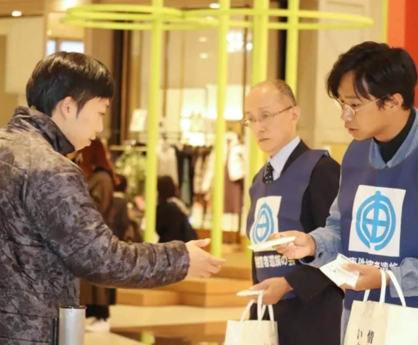 Satoru Takaba insieme al figlio oggi.