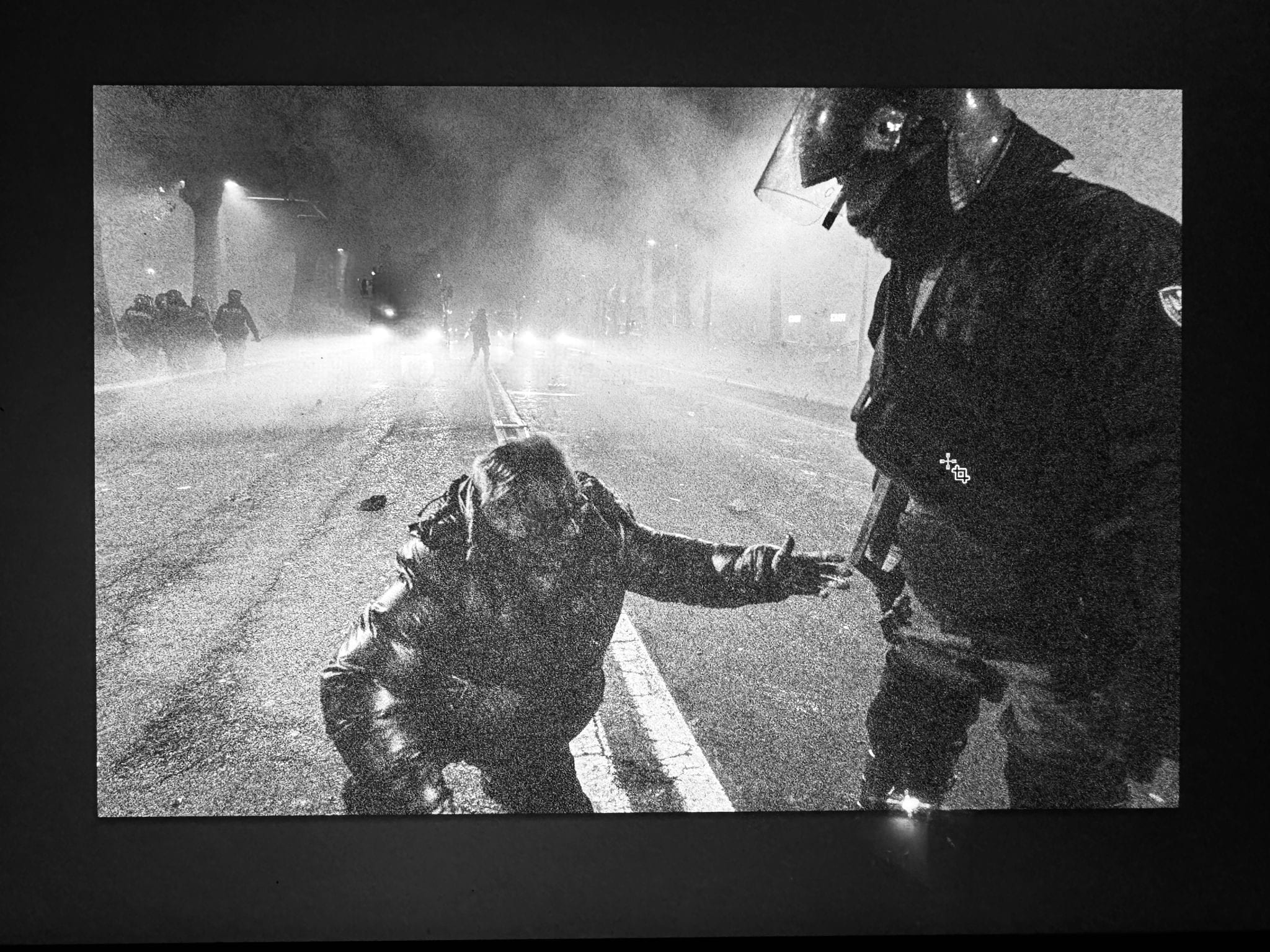 L’anziano ferito chiede aiuto a un poliziotto. Foto di Fabio Bucciarelli