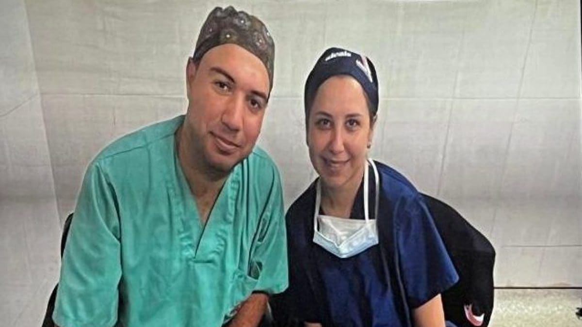 Tiziana Roggio con un collega a Gaza