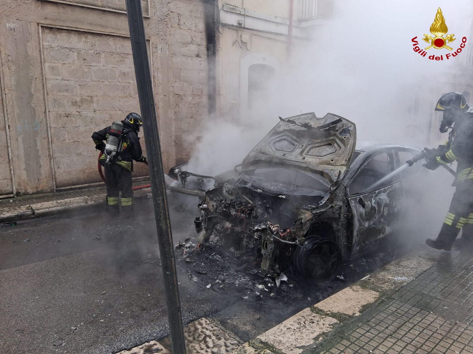 Sul posto sono intervenuti i Vigili del fuoco