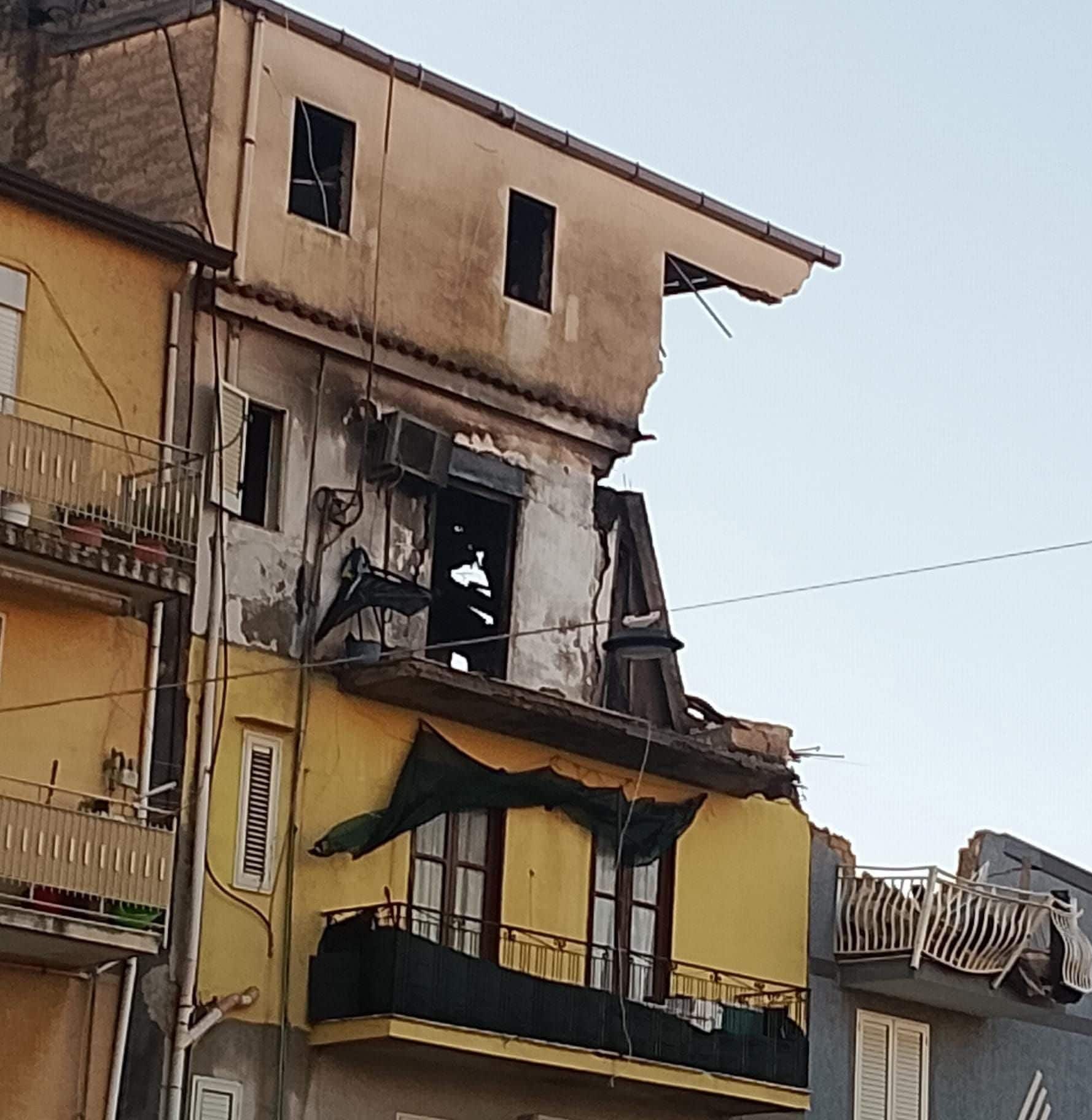 Paura a Licata, boato e incendio dopo l'esplosione di una bombola a gas: casa sventrata, feriti marito e moglie