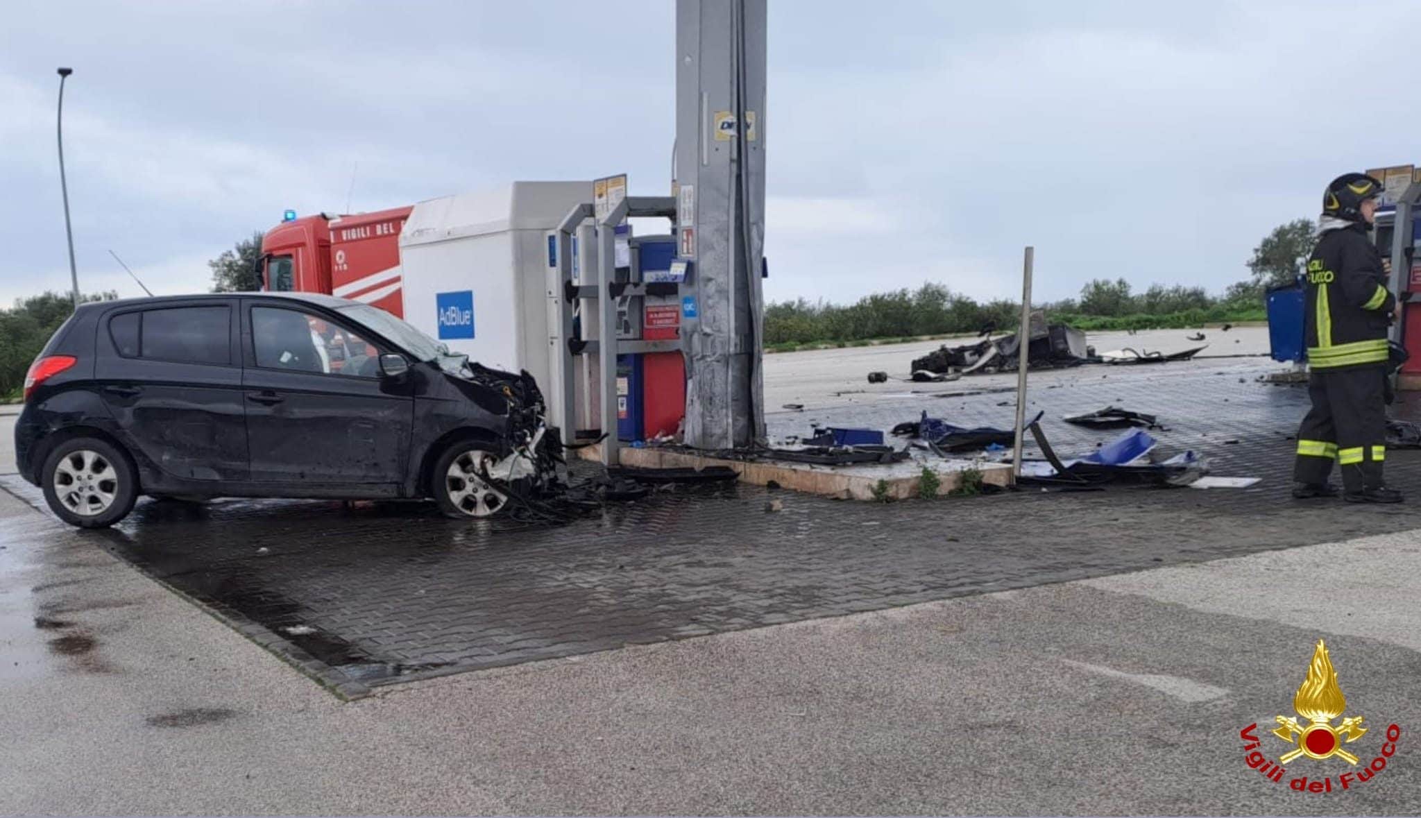 Maltempo nel Barese, perde il controllo dell'auto e sradica una colonnina del distributore di benzina