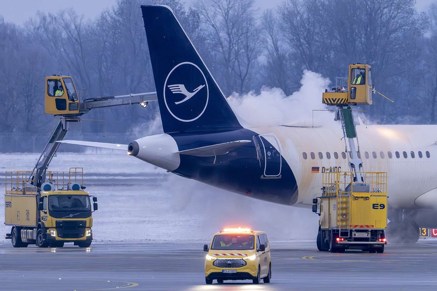 Fa freddo e c'è troppa neve: 500 passeggeri costretti a dormire sull'aereo. "Ci hanno intrappolato"