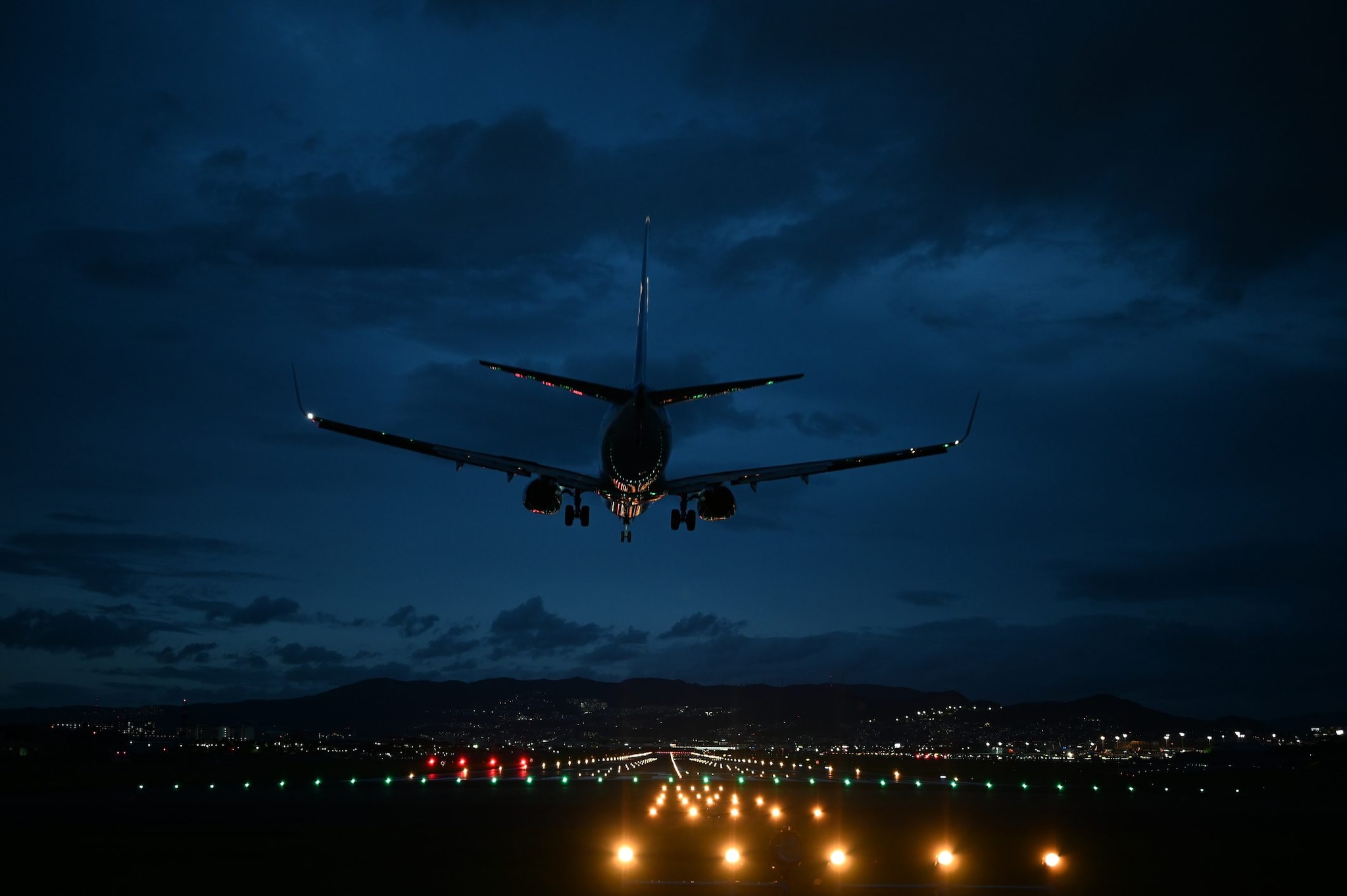 C'è una persona a Torino che punta il laser contro gli aerei durante le manovre di atterraggio