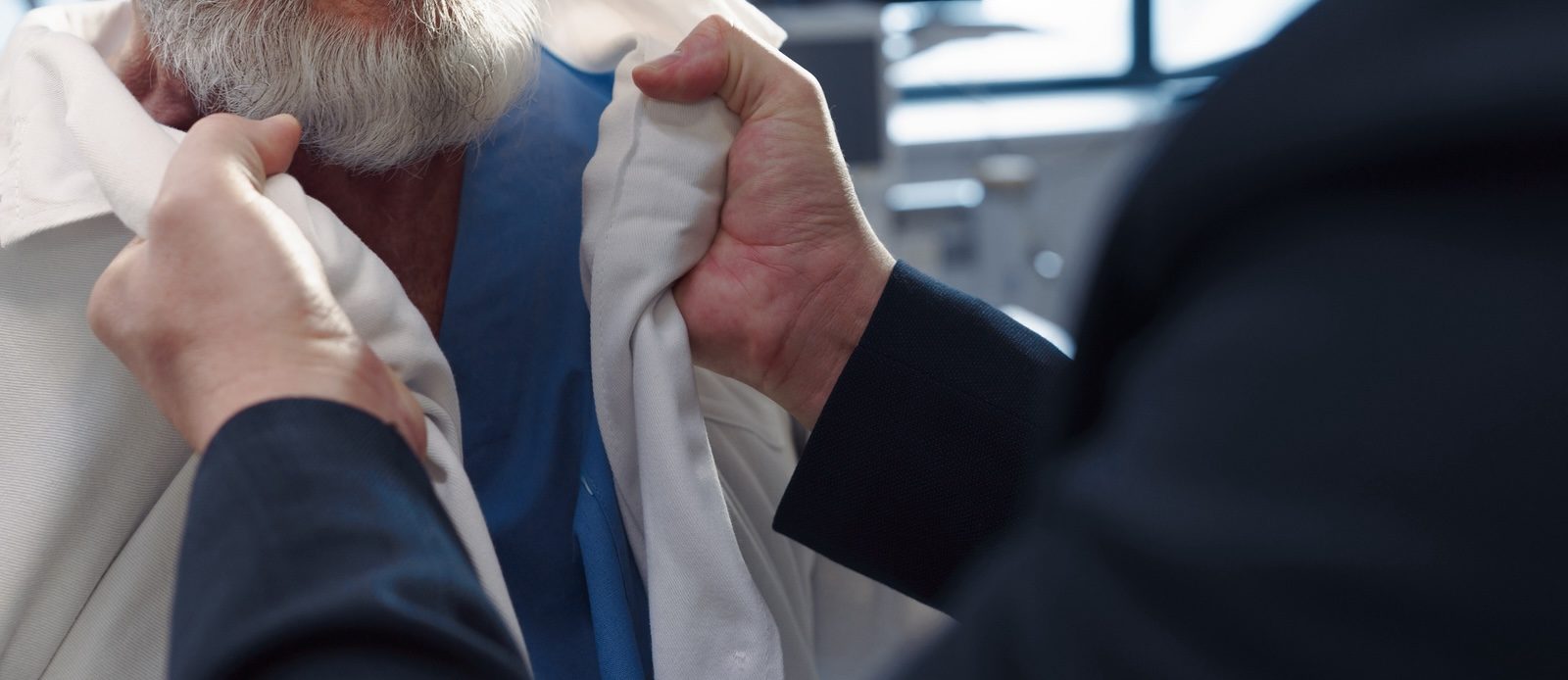 Prof rimprovera un'alunna in una scuola di Foggia, il padre della ragazza entra in classe e lo schiaffeggia