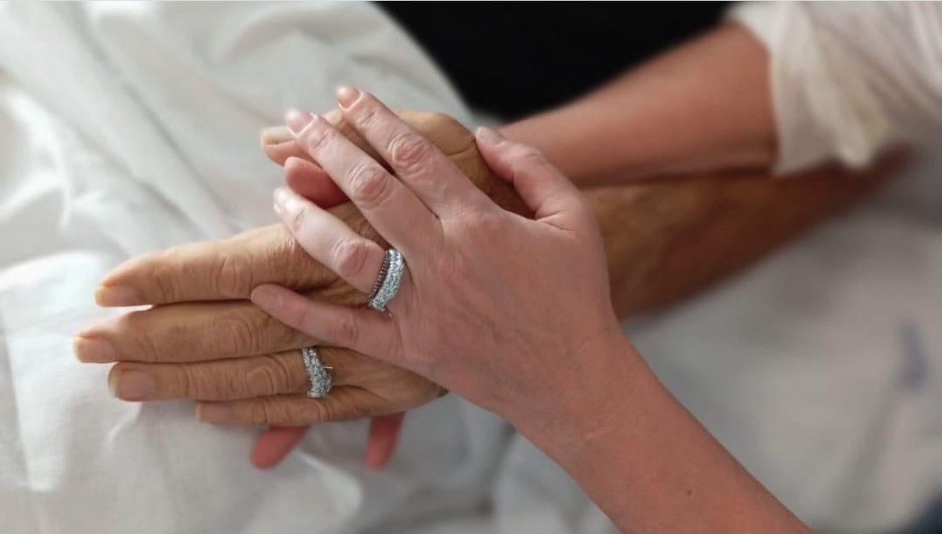 Non c’è tempo per le fedi, prima di morire Riccardo si sposa con gli anelli cuciti dalla madre: “L’amore vince tutto”