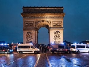 Parigi, attacca poliziotti all’Arco di Trionfo, ucciso: scarcerato da poco dopo aver accoltellato altri agenti