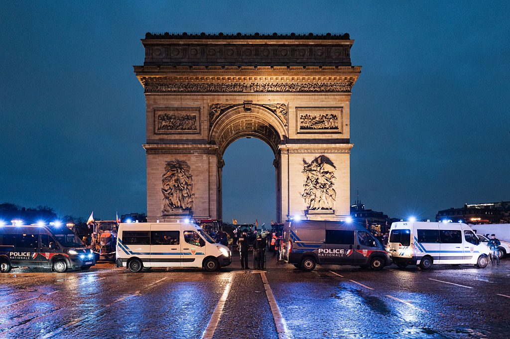 Parigi, attacca poliziotti all'Arco di Trionfo, ucciso: scarcerato da poco dopo aver accoltellato altri agenti