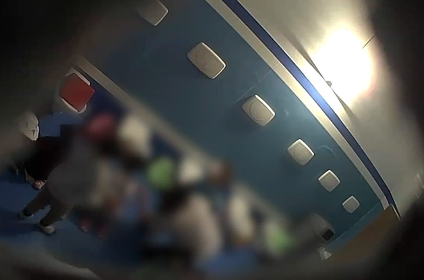 All’asilo bimbi legati, picchiati e minacciati, lo shock dei genitori: “Solo ora ripensiamo ad alcuni episodi”