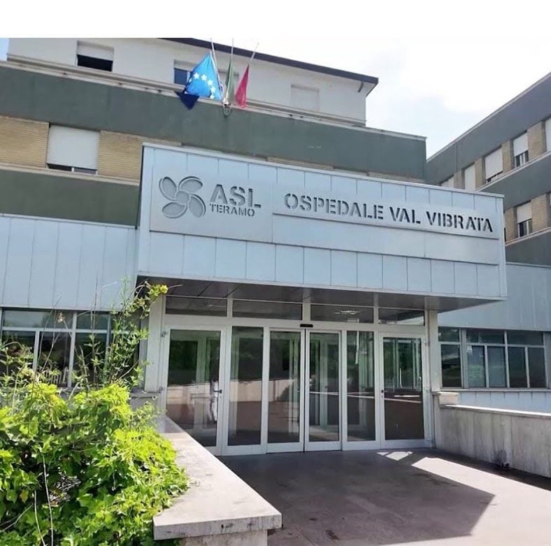 Muore di meningite fulminante a Teramo, avviata profilassi: "Arrivato in ospedale con febbre altissima"