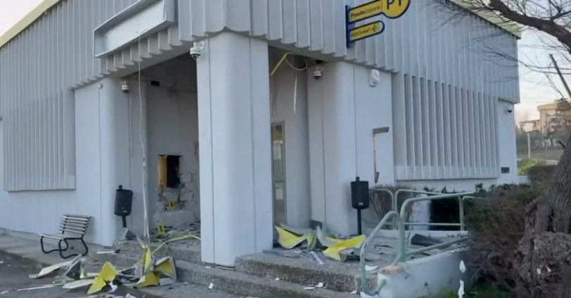 "Non ci sono soldi", ignorano cartello e assaltano bancomat ma la cassaforte è vuota: ladri beffati nel Foggiano