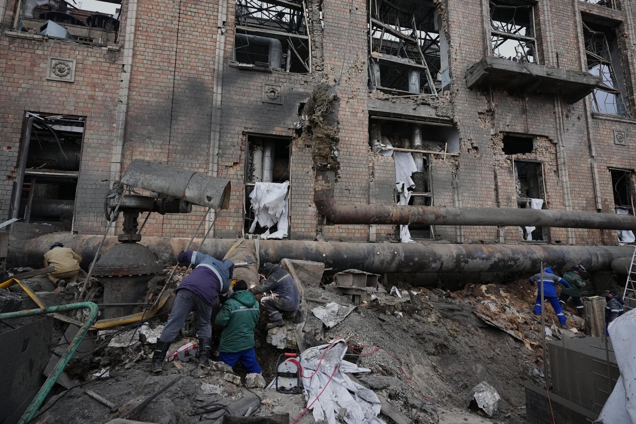 Nuovo attacco russo con droni contro infrastrutture energetiche in Ucraina: chiusi due aeroporti in Polonia