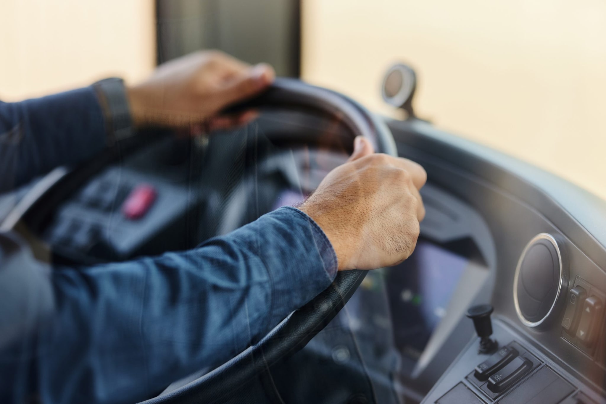 Autista di un bus difende ragazze dalle molestie e viene preso a pugni: "Ha lividi e una costola incrinata"