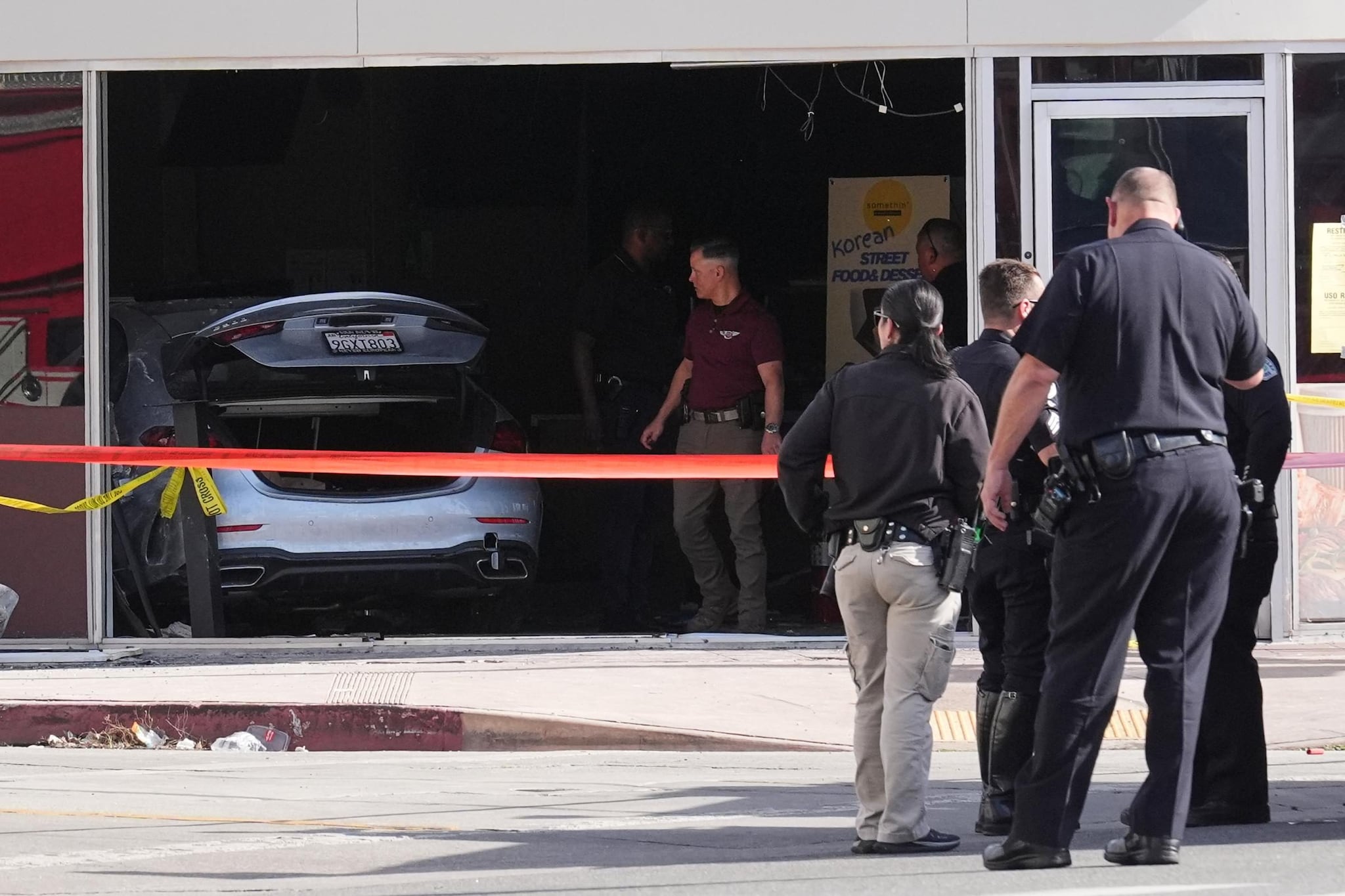 Travolge un ciclista e poi si incastra con l’auto in un supermercato a Los Angeles: 3 morti e 6 feriti