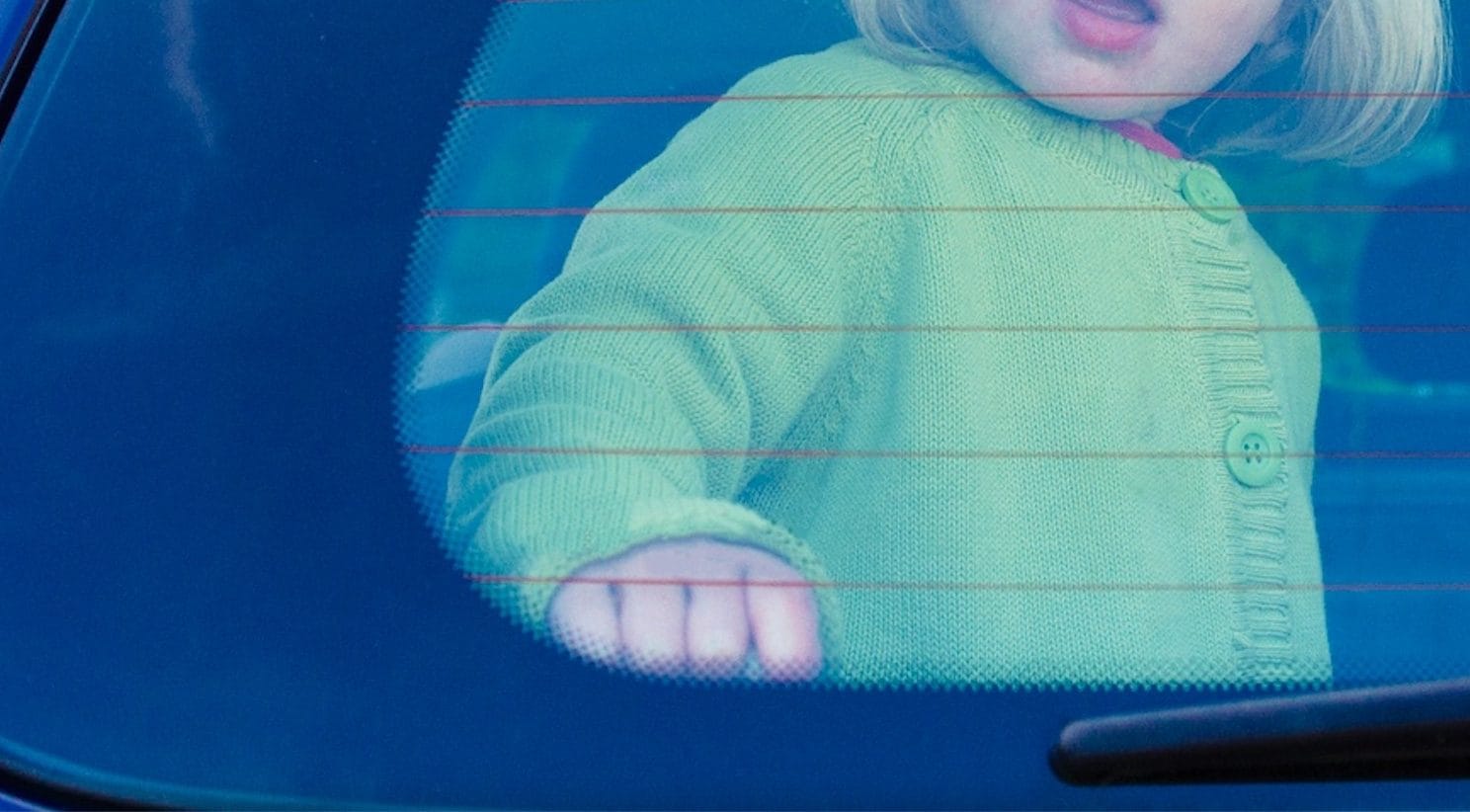 Lascia le figlie di 3 e 4 anni in auto e va al carnevale di Viareggio, si ubriaca e dimentica dove sono: denunciata