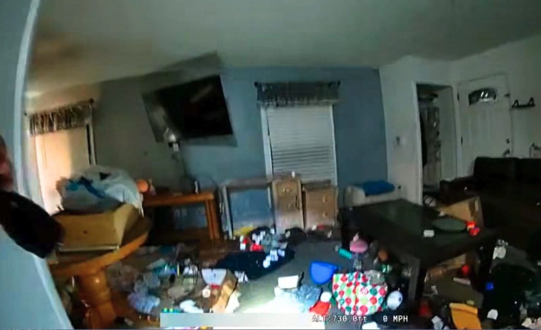 Bimbi soli in casa tra rifiuti e feci per giorni, il video dell’orribile scoperta in Usa: "Mangiavano carne avariata"