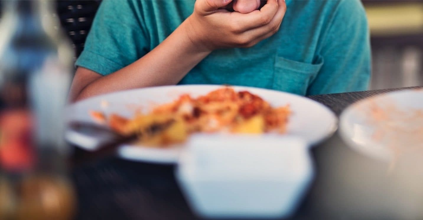 Bimbo di 5 anni muore soffocato da un pezzo di wurstel in casa: tragedia davanti ai genitori a Cagliari