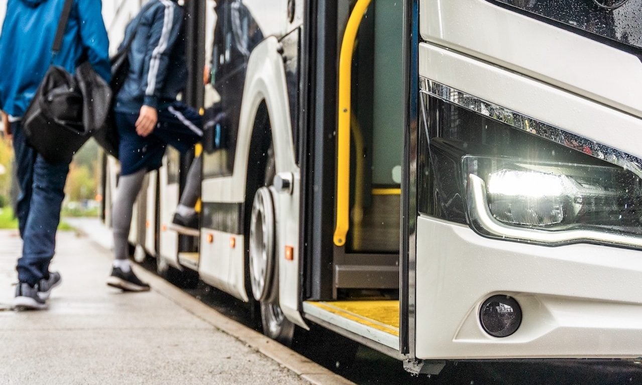 Studente 15enne disabile dimentica l’abbonamento al bus e lo dice all’autista: fatto scendere e lasciato a terra