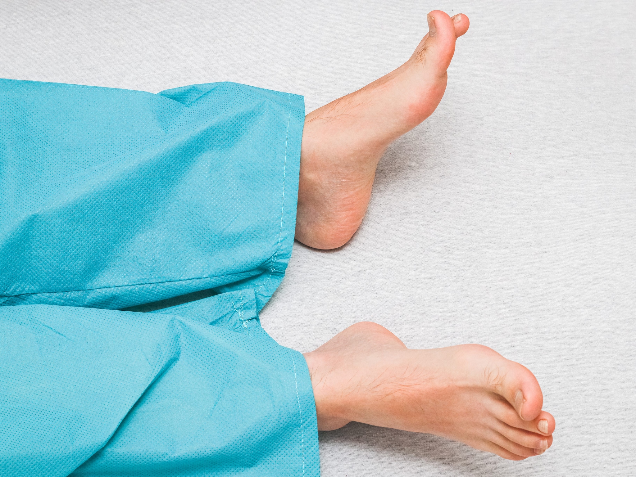 Il marito muore e lei dorme accanto al cadavere in decomposizione per tre settimane: "Non lasciava entrare nessuno"