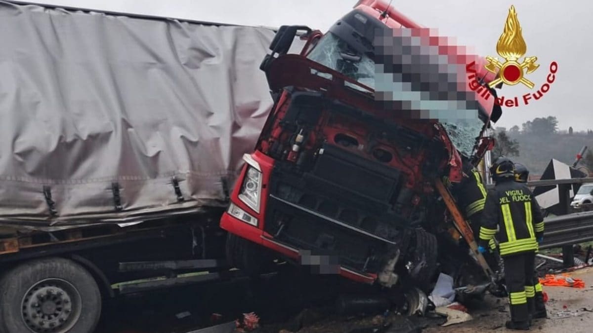 Il camion interessato dall’incidente in A1