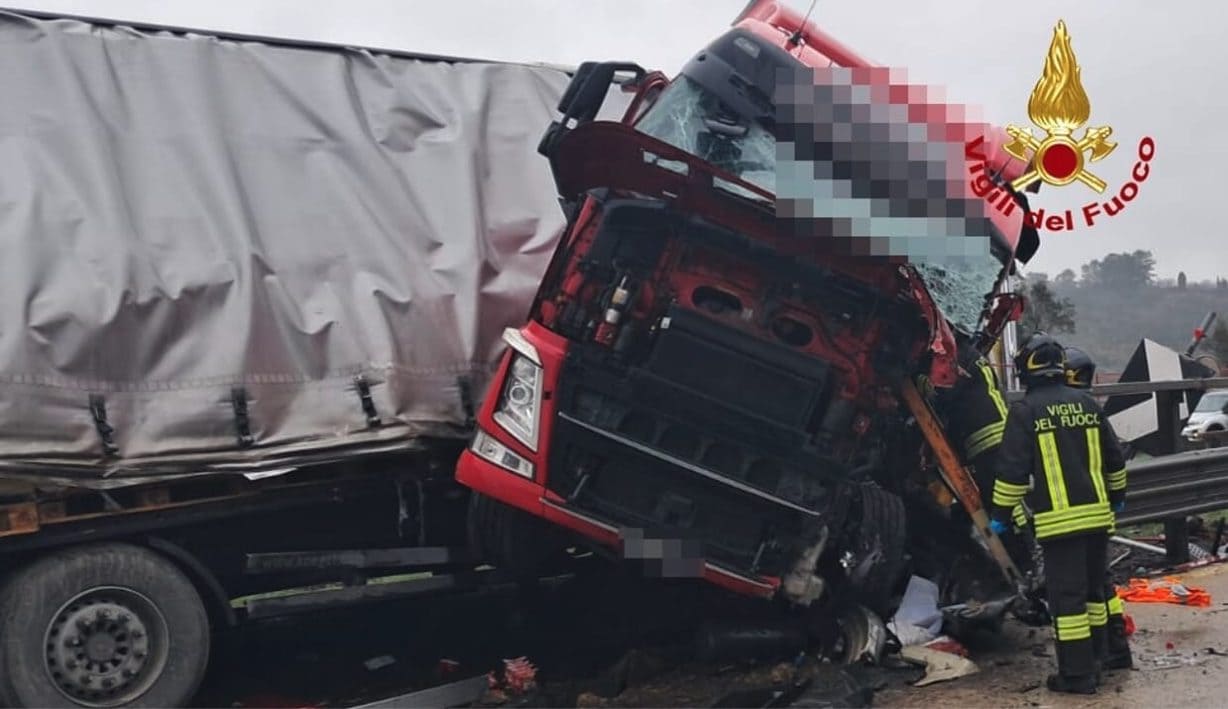 Camion sbanda sulla A1 a Firenze e invade carreggiata opposta: tratto chiuso per ore e traffico in tilt
