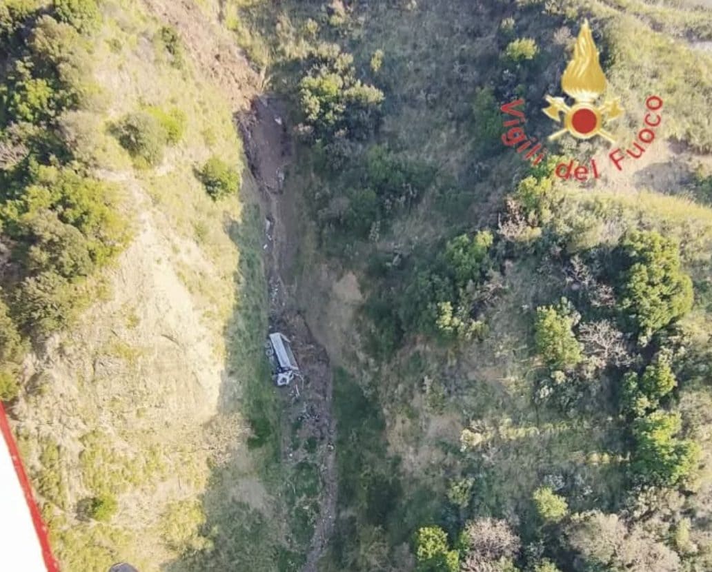 Camion precipita in una scarpata per centinaia di metri, muore il conducente: l'incidente a Catanzaro