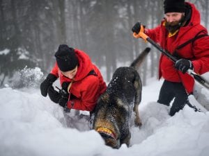 Sepolto dalla valanga, lancia l’allarme: “Sto soffocando”: trovato con una temperatura corporea di 27°
