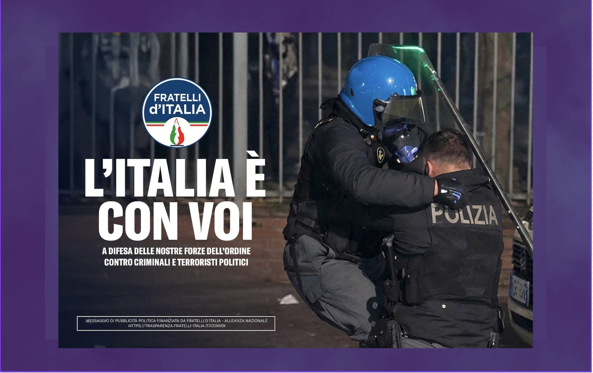 La foto alterata degli scontri di Torino è finita pure sui cartelloni: la campagna di FdI 