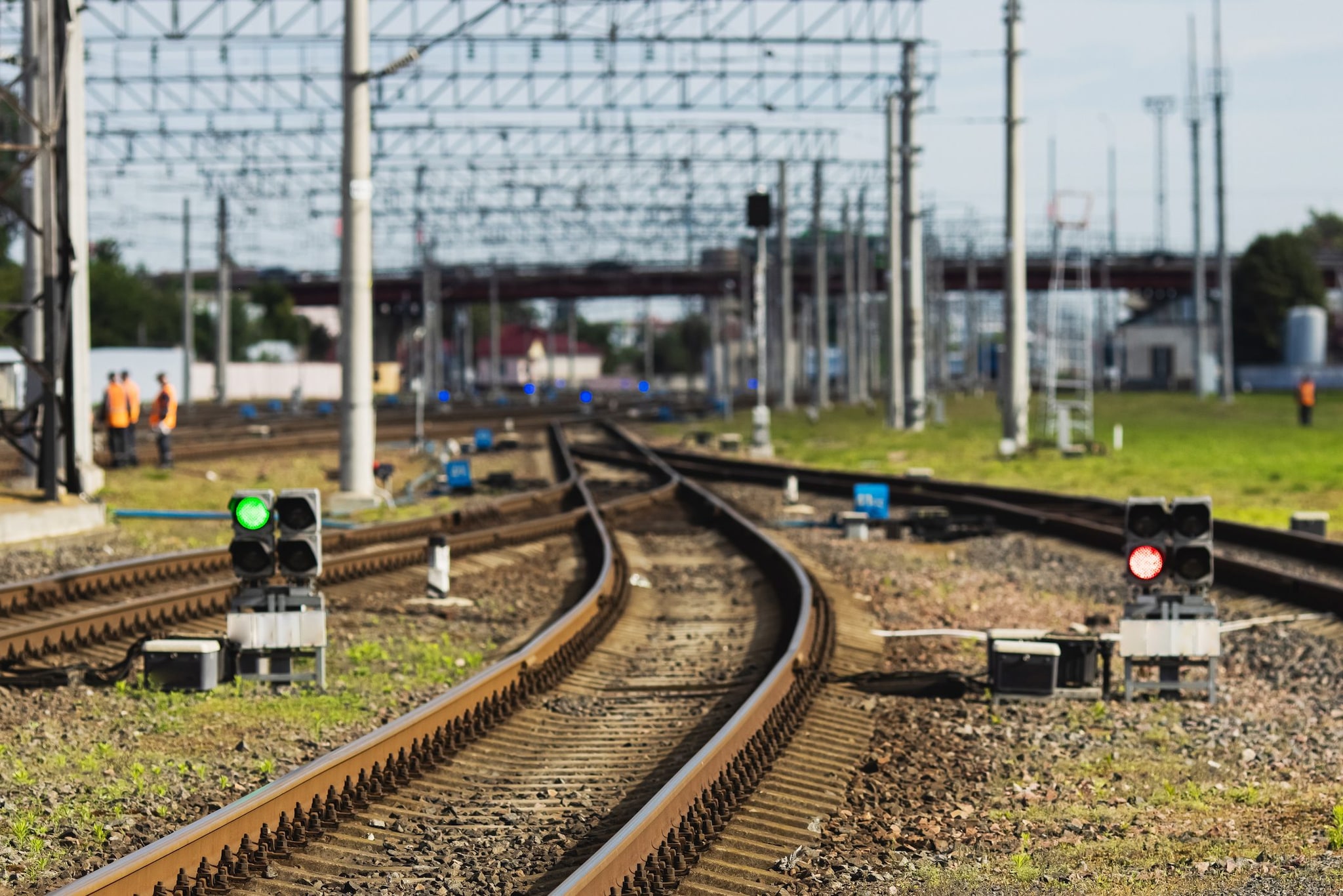 Cosa sappiamo sui sabotaggi che hanno mandato in tilt i treni: cavi bruciati. Salvini: “Atti criminali”