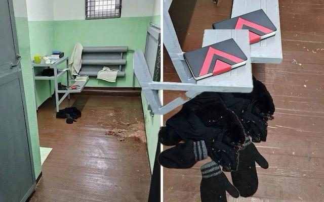 La cella di Navalny, i guanti e il quaderno.