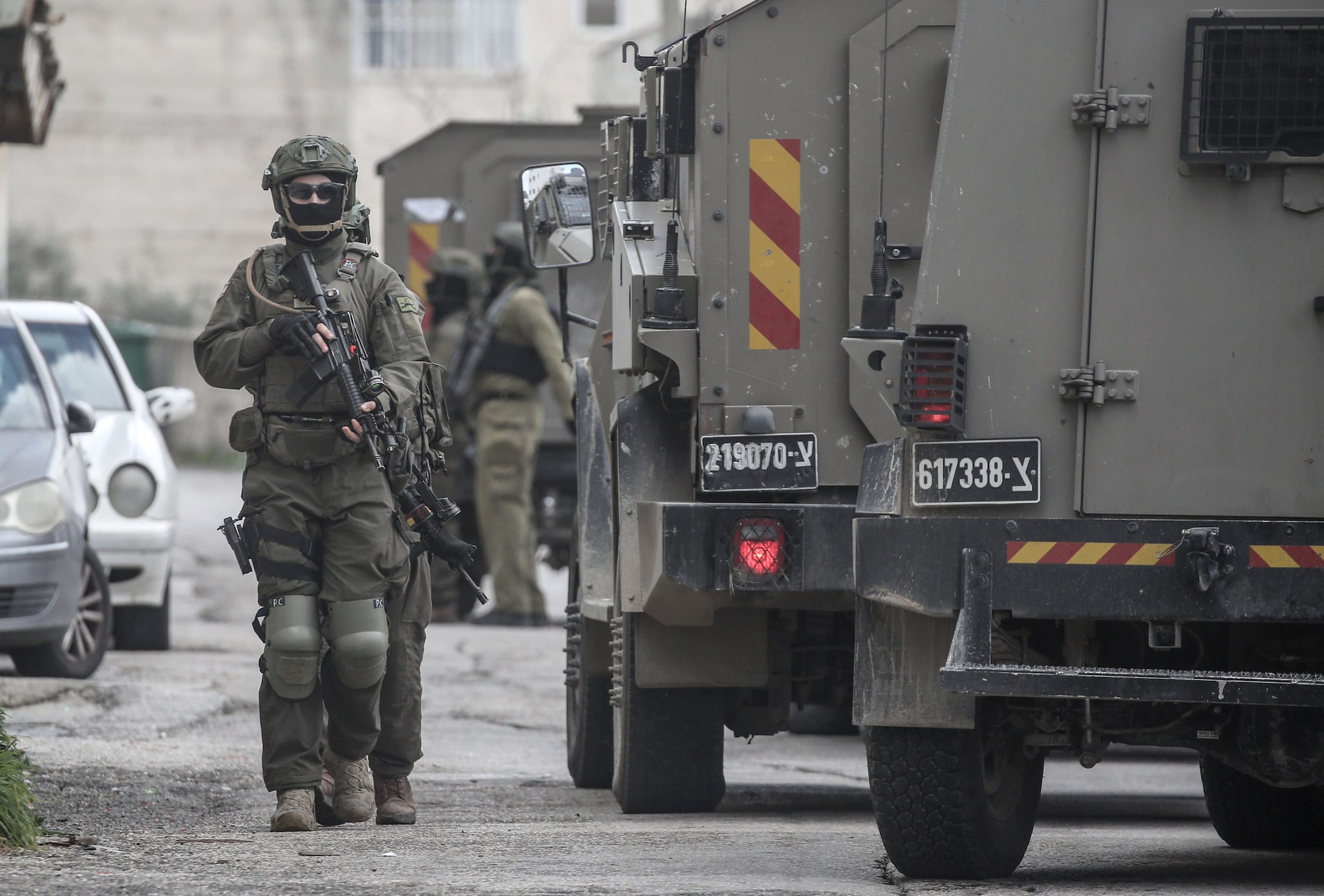 Soldati israeliani sparano a un 14enne palestinese e lo guardano per 45 minuti mentre muore dissanguato