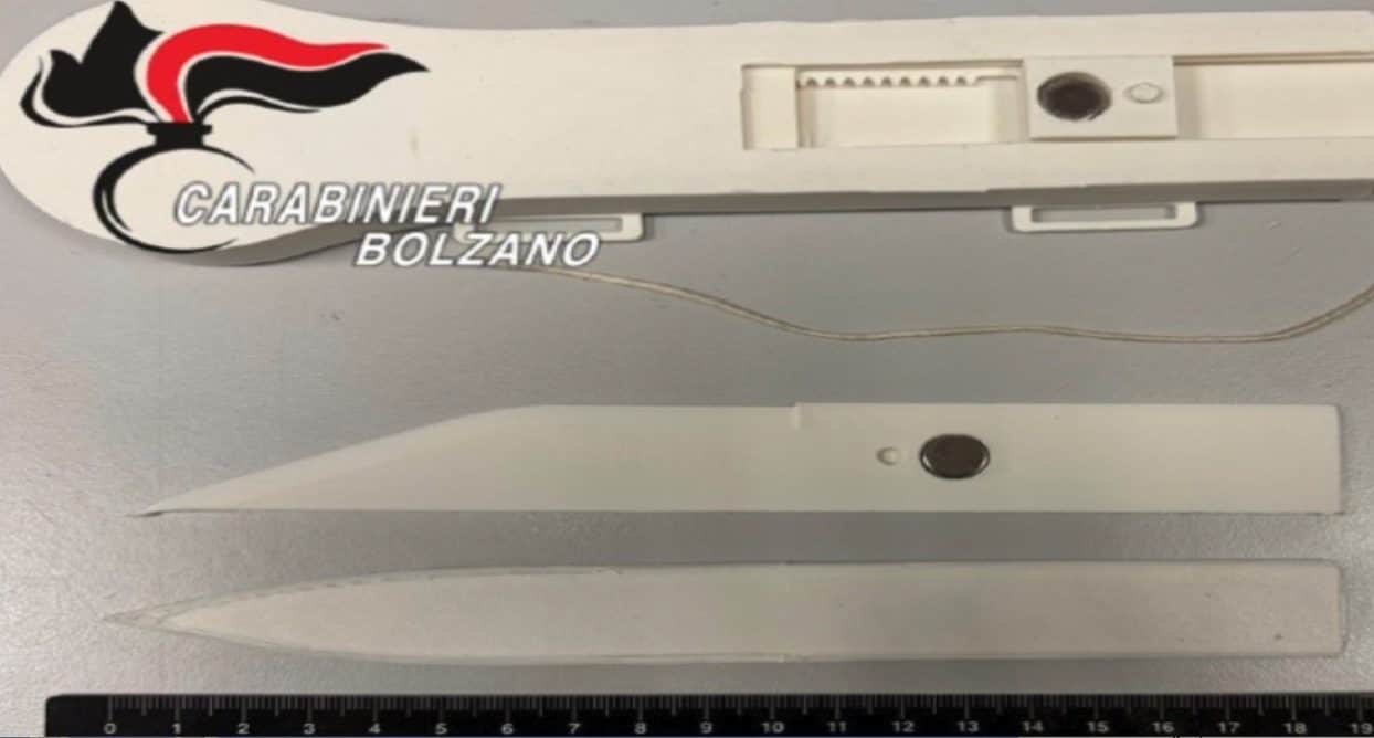 Progettano e costruiscono coltelli con stampante 3D, ragazzini segnalati dalla scuola ma non sono imputabili