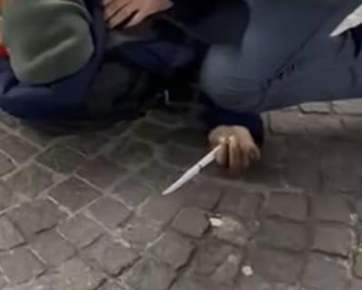 Il coltello che aveva in mano il 26enne.