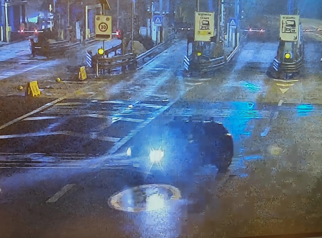 Anziano contromano per 5 km in A28: agente sale sull'auto e la ferma. 82enne rischia multa di 8mila euro