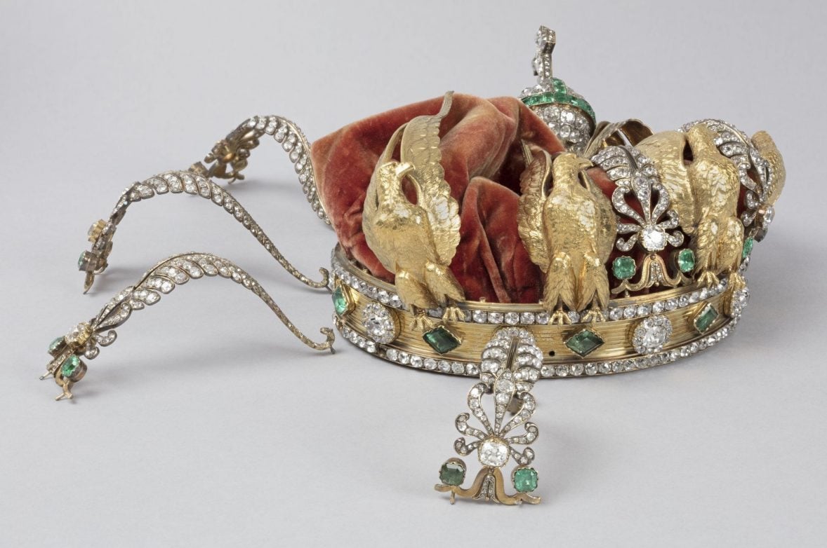 Furto al Louvre, le foto della corona danneggiata dell'imperatrice Eugenia: era caduta ai ladri nella fuga