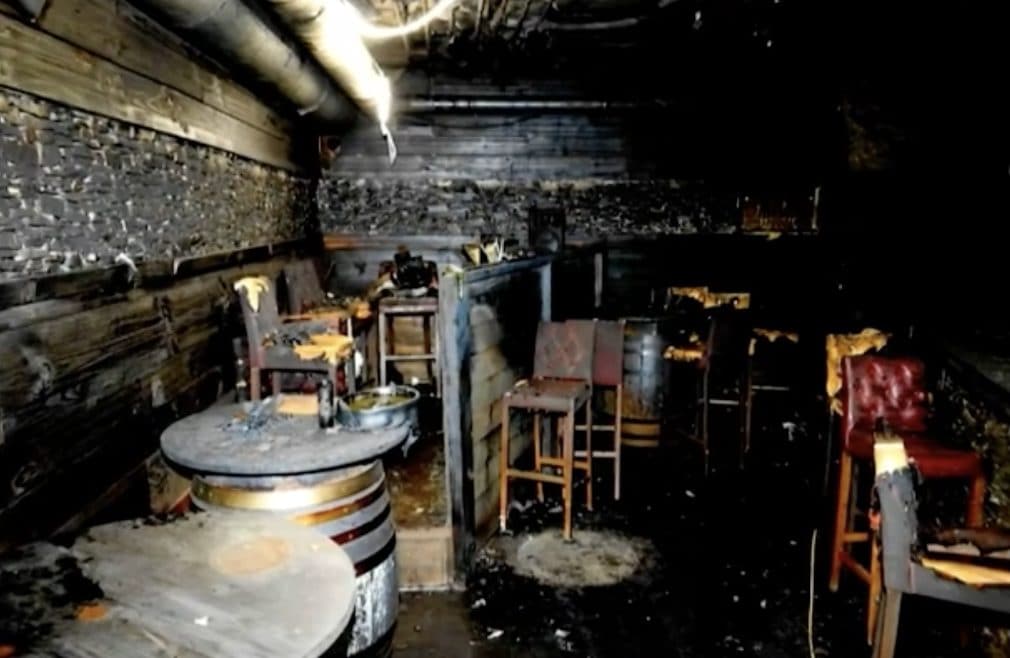 Le immagini del bar le Constellation dopo l’incendio (via BFMtv)