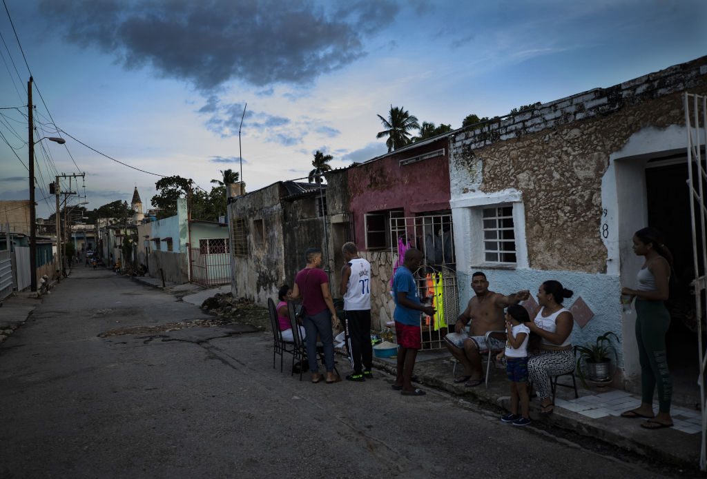 Cuba in ginocchio, blackout e crisi sanitaria: "Perché si rischia l'estinzione naturale del regime"