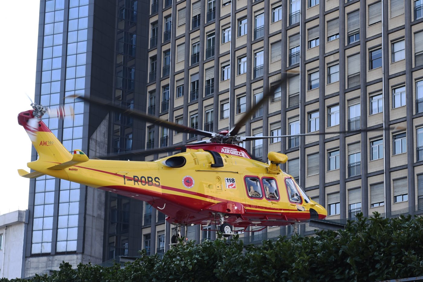 Elsa, ferita a Crans-Montana, torna in Italia dopo le cure a Zurigo: “È scesa dall’elicottero sorridendo”