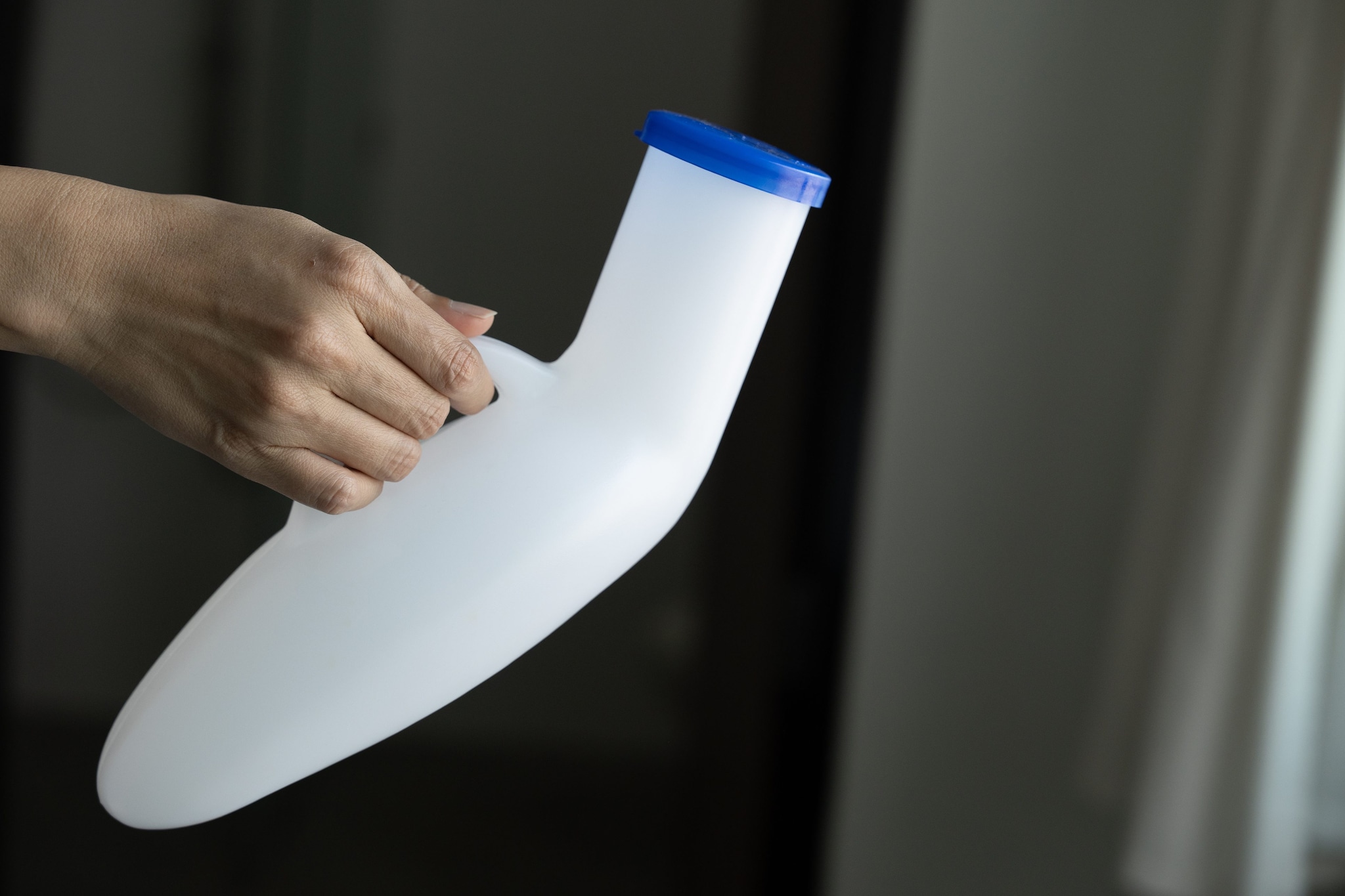 Uomo lanciava feci e urina su donne a caso in strada: "Raccoglieva escrementi dai bagni chimici dei cantieri"