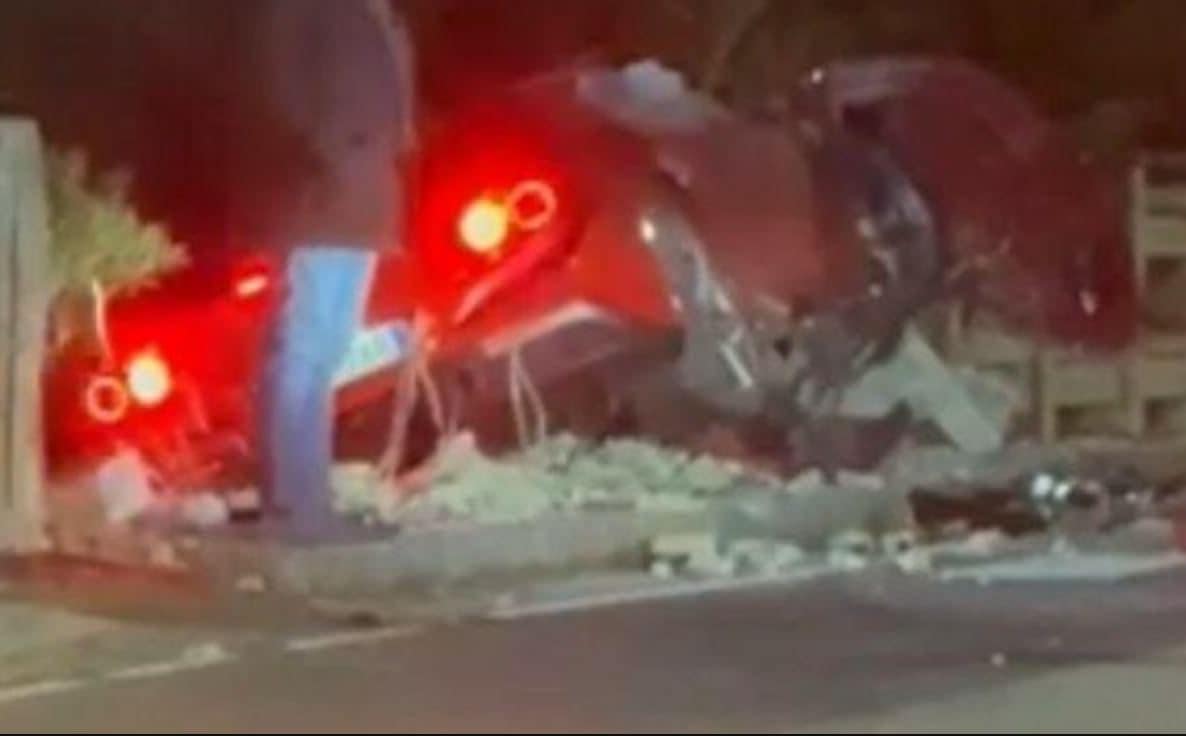 Sbanda e si schianta contro parapetto: Ferrari F8 distrutta e due feriti a Gela