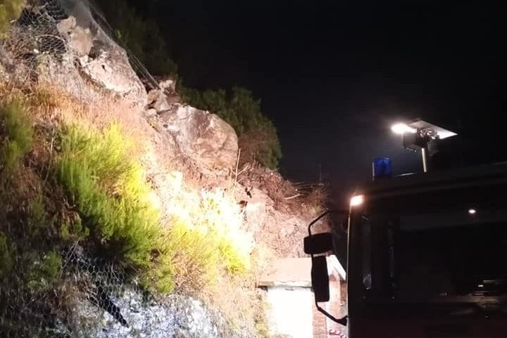 Muore travolto da una frana a Castrovillari: i soccorritori lo trovano sommerso dai detriti