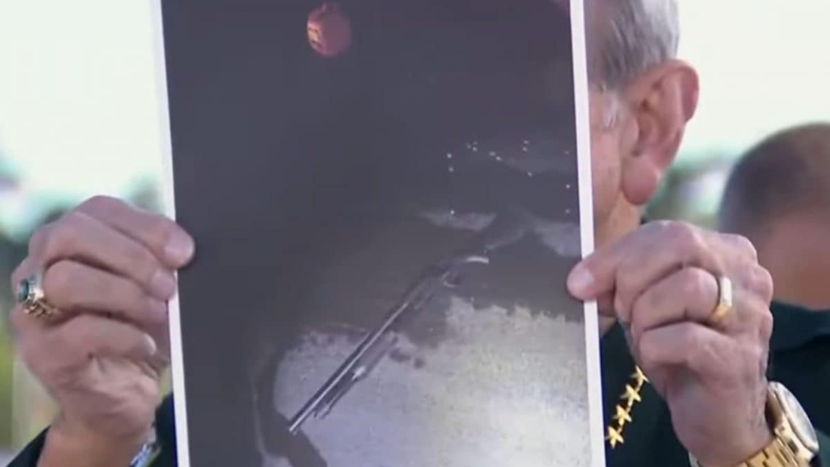 Il fucile impugnato dall’uomo